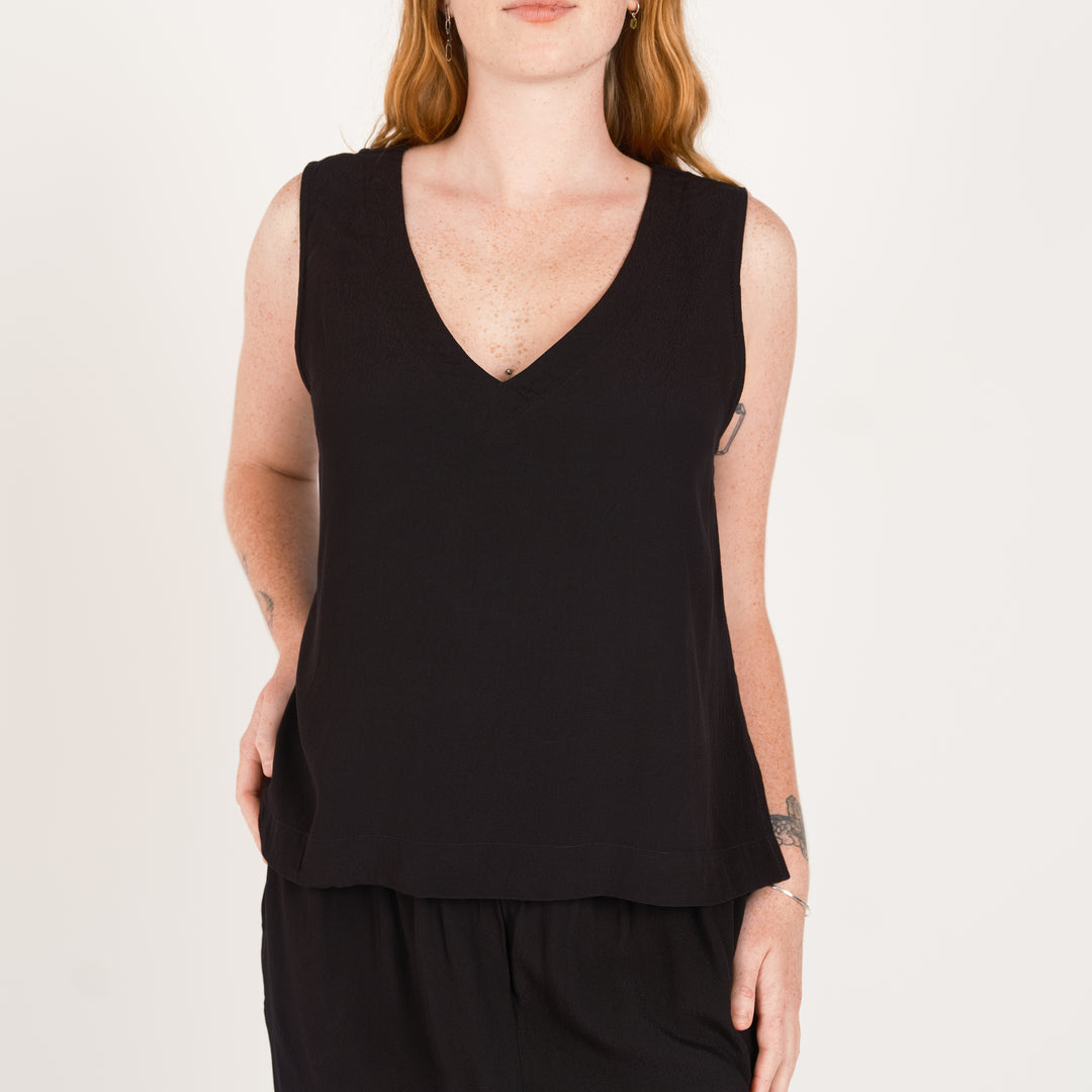 V NECK SINGLET Black