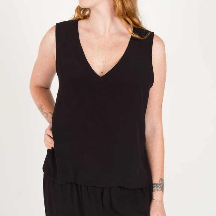 V NECK SINGLET Black