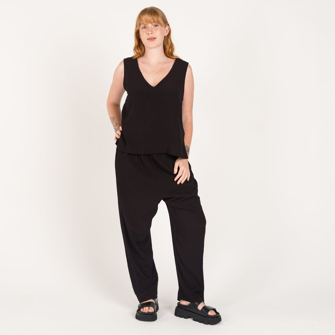 V NECK SINGLET Black
